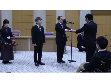 知事が表彰を行っている