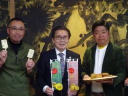 知事が集合写真に写っている