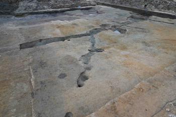 写真1出水状遺構と溝（南東から）