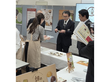 知事が説明を受けている