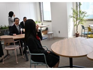 知事が談話をしている