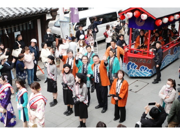 知事がお練りに参加している