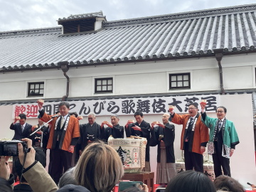 知事が鏡開きをしている