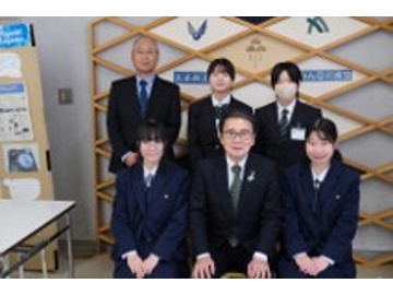 知事が集合写真に写っている