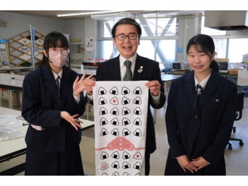 知事が学生と写っている