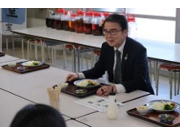 知事が食堂でランチを食べている