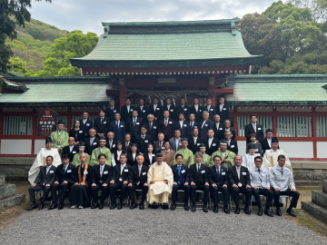 知事が集合写真に写っている