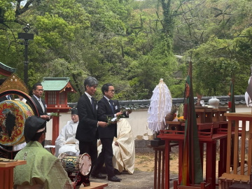 知事が奉納をしている