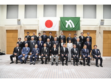 知事が集合写真に映っている1