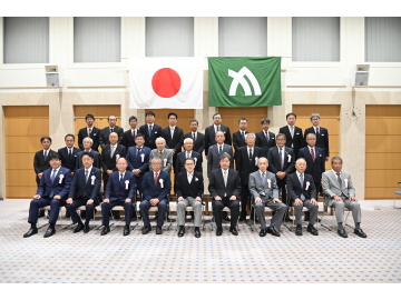 知事が集合写真に映っている2