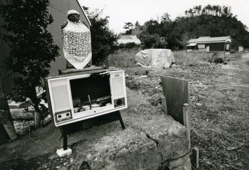 地蔵の台座と化したテレビ
