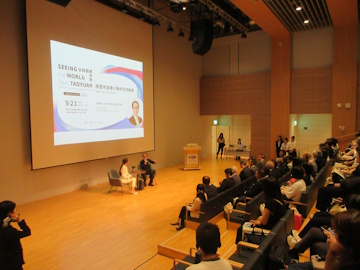 知事が講演を行っている