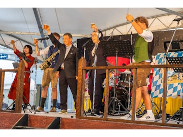 知事がオープニングセレモニーに参加している