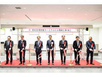 知事が記念式典にてテープカットを行っている