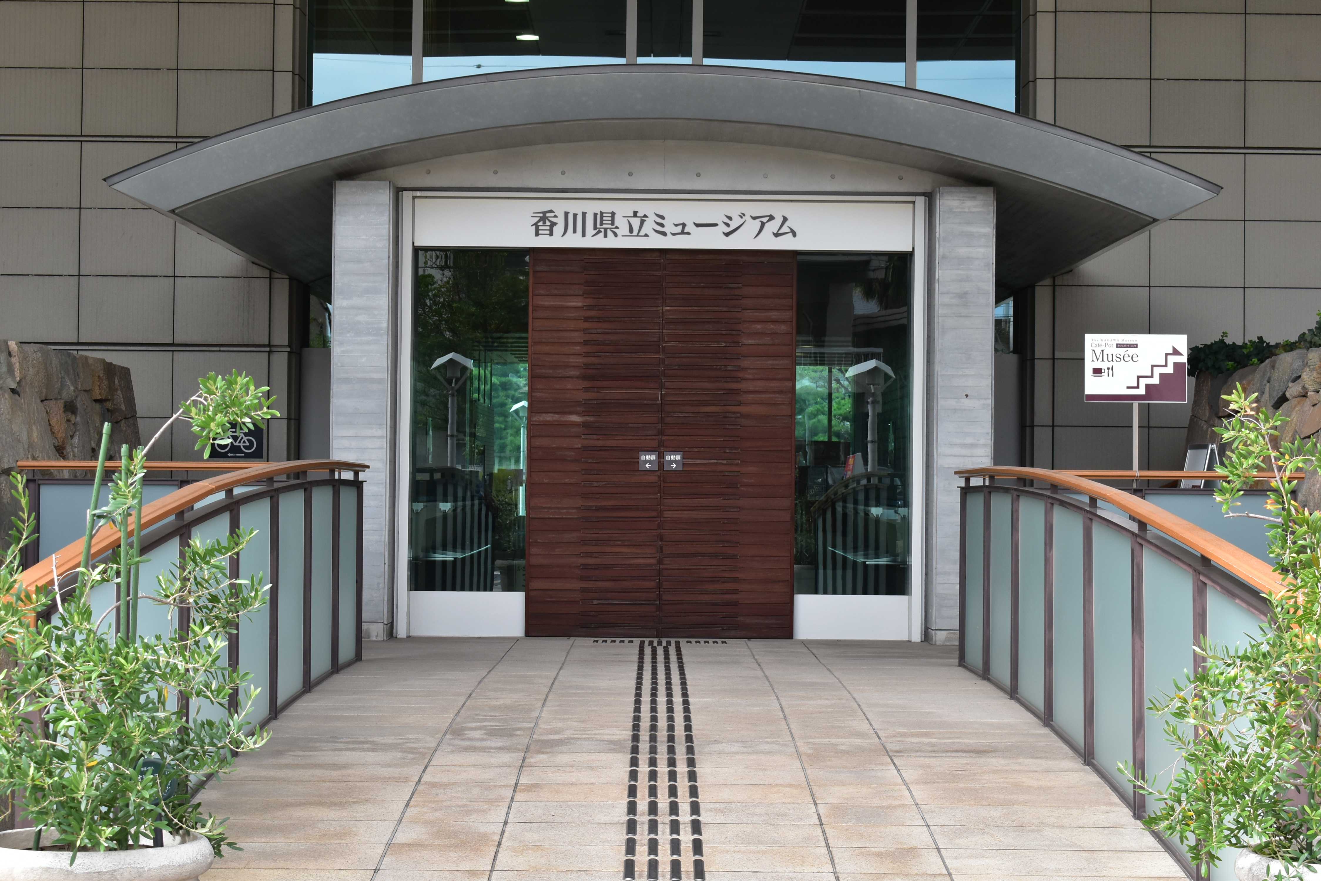 東玄関