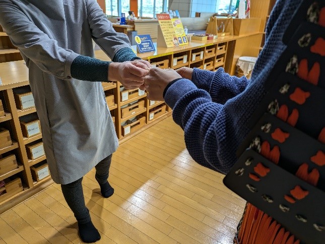 体験学習室に戻り、衣裳を返して終了です。記念のバッジをお渡しします。