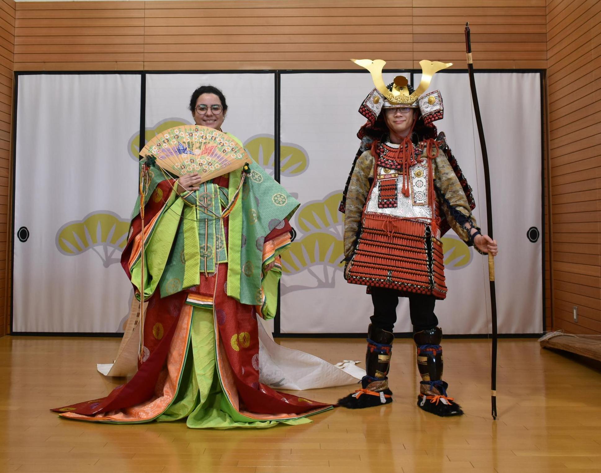 鎧と十二単の着付け体験の様子