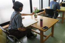 デッサンをしている様子