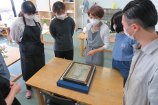 鈴木先生の作品を鑑賞している様子