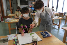 研究生に指導する鈴木先生