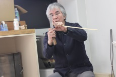 竹ひごを作る大谷先生