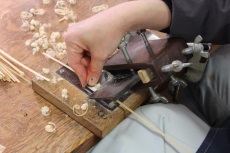 竹ひごの厚さをそろえる道具